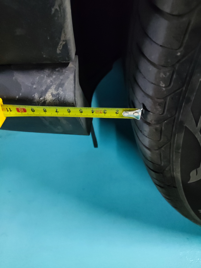 难道就是祖传跑偏的原因吗？💔爱车吐槽如图，左前轮前方和轮拱的距离大概是五点