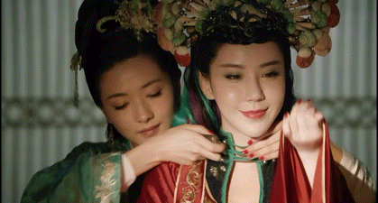 感觉万茜下一秒就要杀鱼了弹幕说“杀鱼的劲拿出来”，我笑死。丁玉娇回头那一眼，确