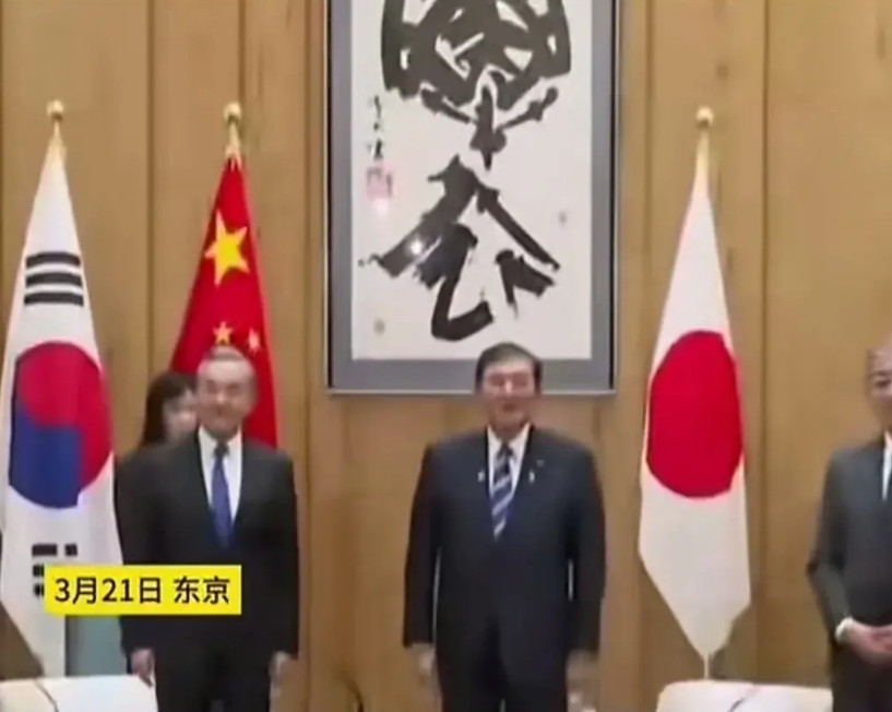 3月21日，王毅外长和日本首相石破茂见面的场合，背后墙上挂的是什么玩意儿？书法不