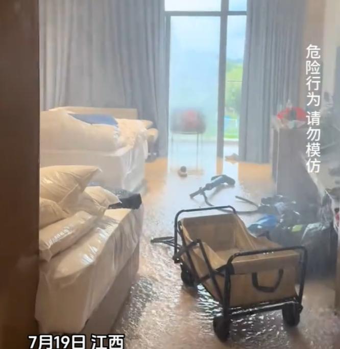 江西，夫妻俩带孩子去酒店里开房，入住之后，夫妻俩则忙着做自己的事情了，孩子趁家长