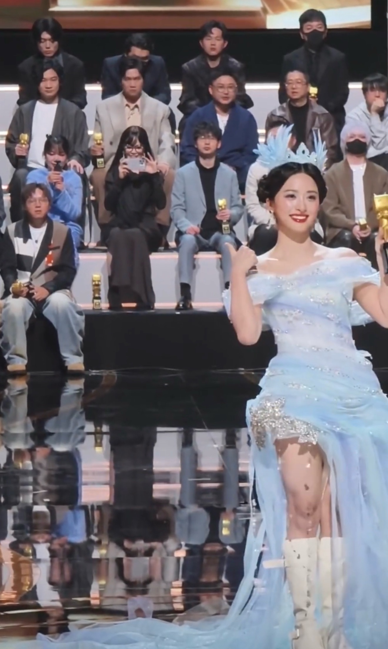 笑死姐几个领奖拍人面面俱到啊一定记得发好吗