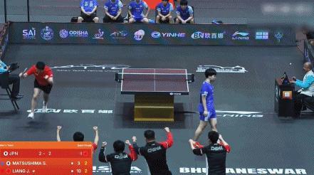 王楚钦又拥抱又摸头杀国乒群像时刻太燃了亚锦赛男团半决赛，国乒3-2击败日本打进
