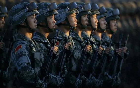 万斯曾暗示中国，如果不接受关税，就考虑战争。话音未落，中国学者高志凯就在国际辩论