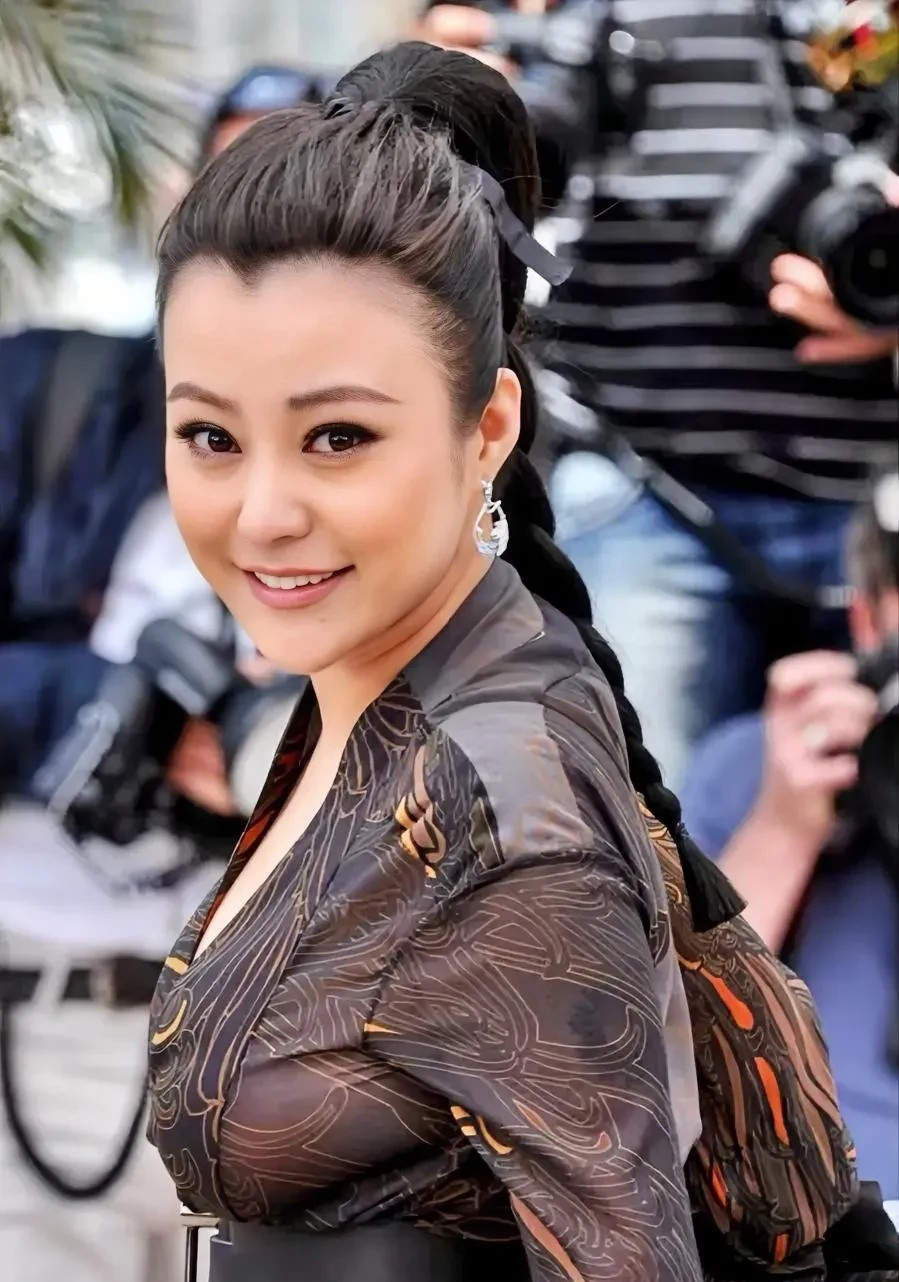 很多人不明白，为什么不懂音乐的郝蕾能当上音乐节目的评委？肯定不是因为她的专业有