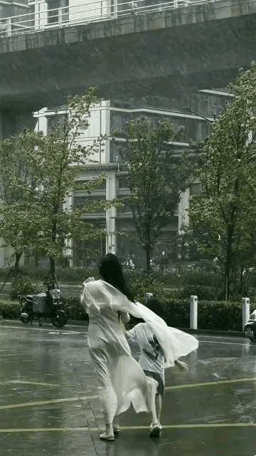 其实雨也没多大，只是风在拼命刮[笑着哭][笑着哭]