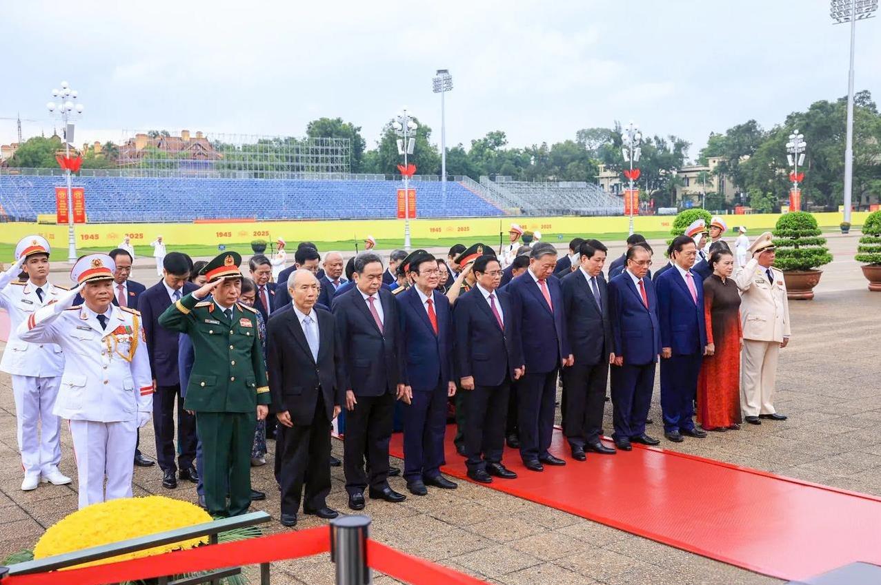 很重视！在越南公安力量传统日80周年之际，苏林等四驾马车全部前往胡志明陵瞻仰。值