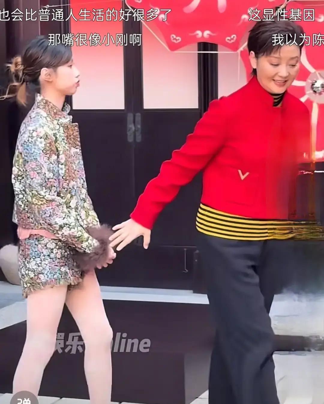 手，悬在半空。红毯尽头，徐帆指尖刚触到养女的手腕——女孩的手腕像受惊的鸟