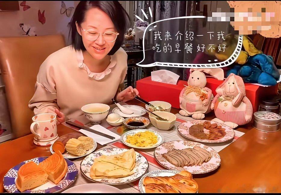 有没有发现​许晴越来越不对劲了，​她都快60岁了，难道没有人告诉她，她行为举止还像个16岁的少女。​