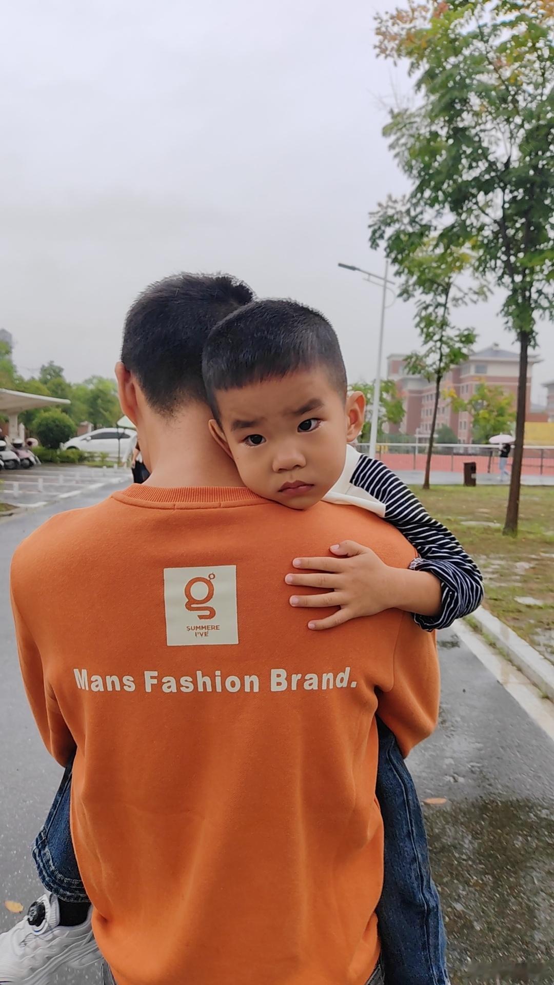 我儿子不愿意去幼儿园，幼儿园上出班味来了，放学回来也闷闷不乐的，每次送去了不让我