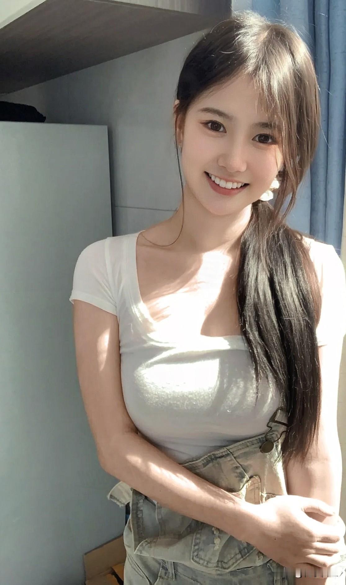 早起，迎着阳光浅浅一笑，清新通透，美得自然又舒服。分享手机里的最美随拍随手拍的