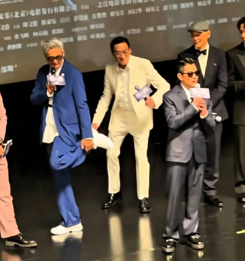 周润发也太可爱了！大咖同框欢乐拉满郭富城发言时，周润发偷偷在身后模仿他的舞