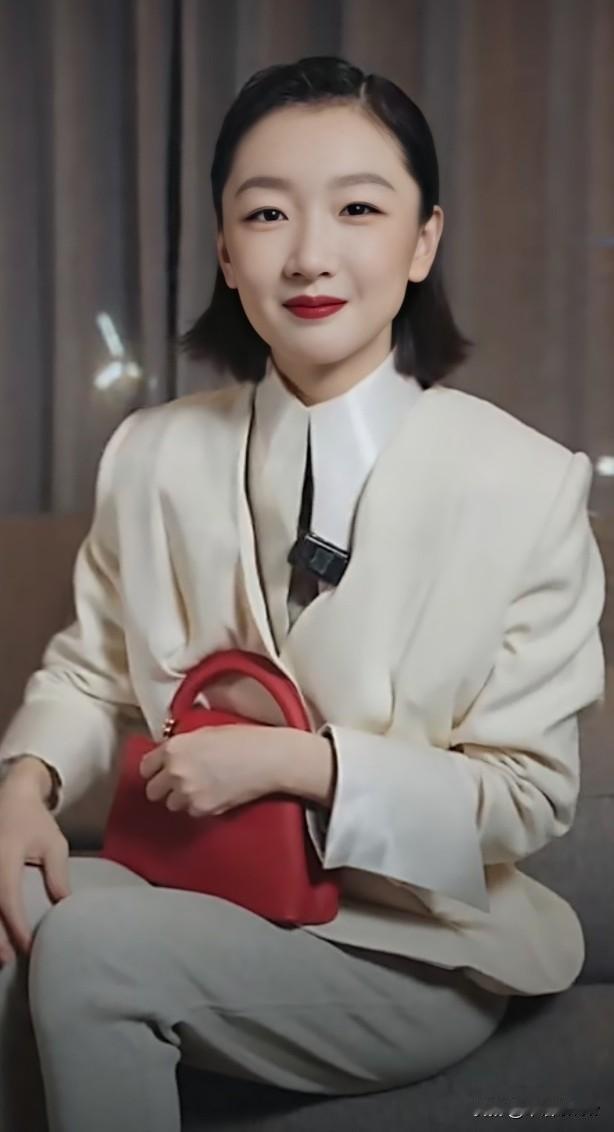 周冬雨新造型很有穿越感，短发发型被网友趣评为“居委会大妈”风！哈哈，这个“居委