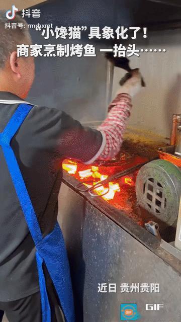 “笑不活了!”贵州贵阳，一烤鱼店老板正专心烤鱼，翻面、撒调料，忙得热火朝天，哪