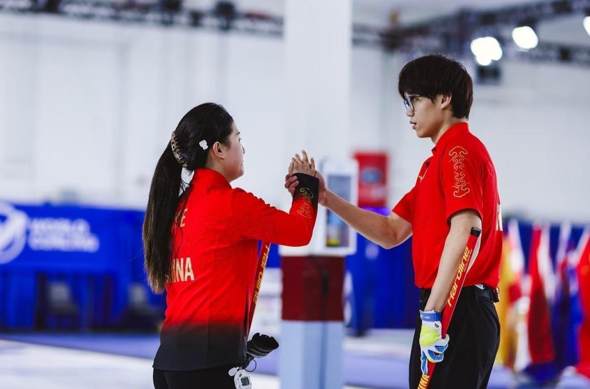 【冰壶混双冬奥落选赛：中国队豪取四连胜】米兰冬奥会冰壶混双项目落选赛正在加拿大进