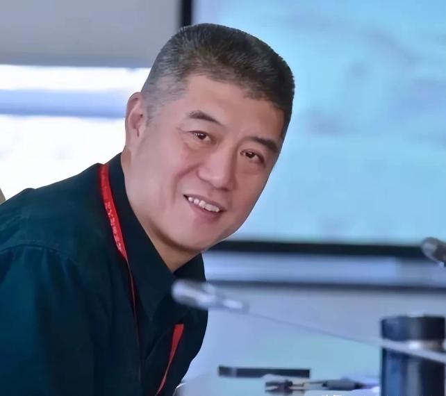 看了一遍中国篮协现在这套管理架构，我脑子里冒出来的第一个问题，并不是谁有没有资格