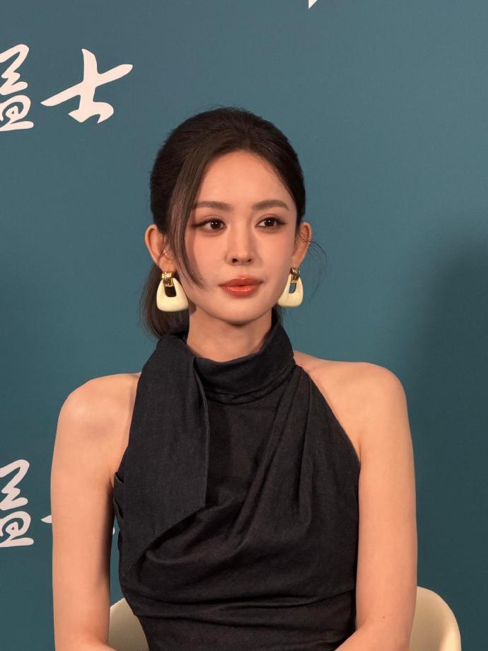 娜扎的脸真的很精致​