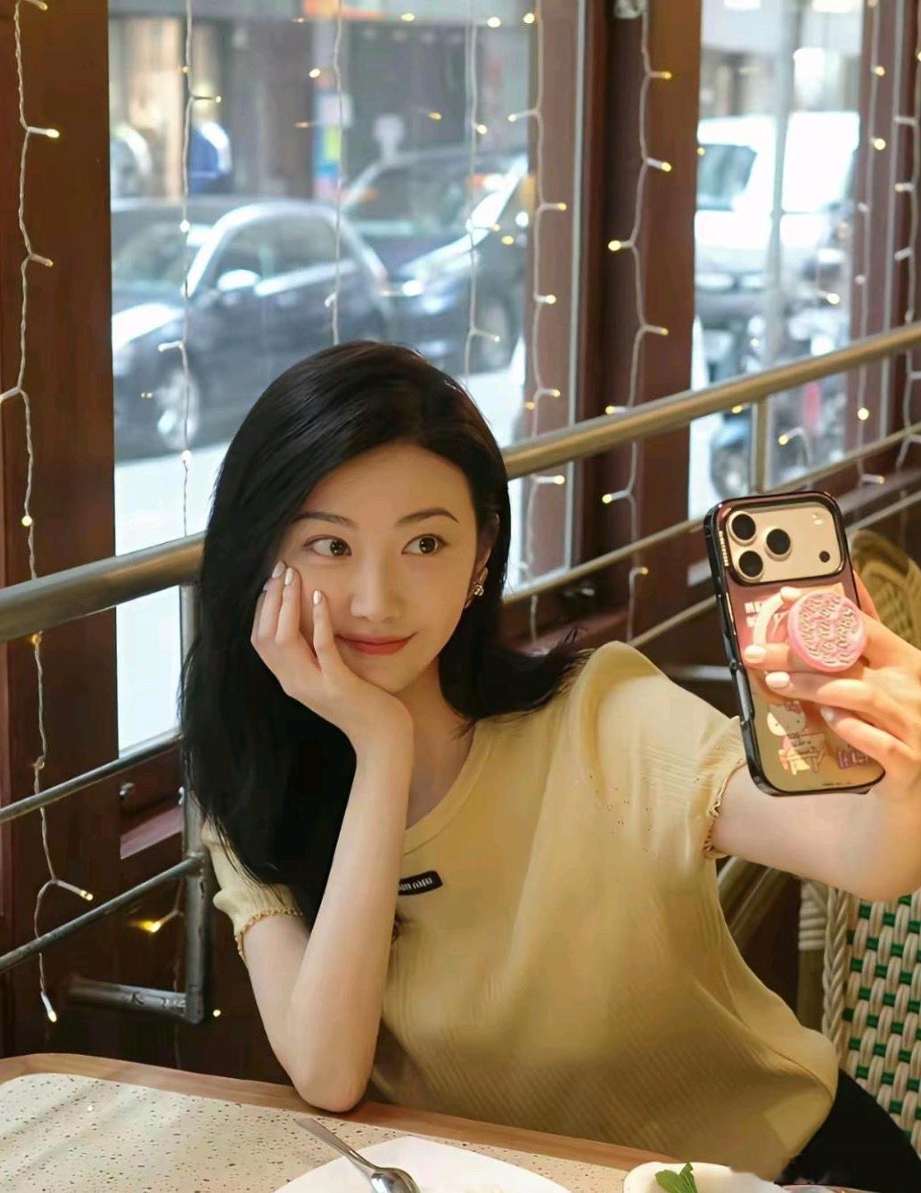 我怀疑景甜被资本套路了，她这事很不正常第一、景甜是顶流女明星，随随便便接个广告