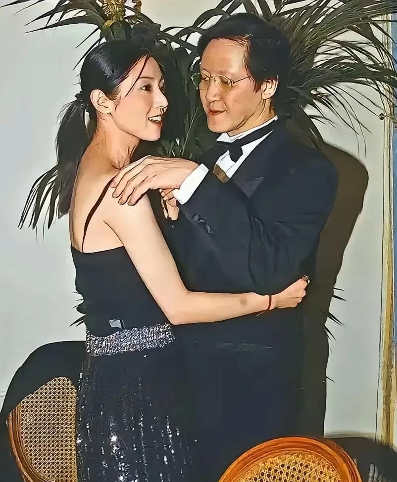 1998年，香港某私人会所内，向华胜和一位美女跳舞时的场景。镜头下的向华胜身着定