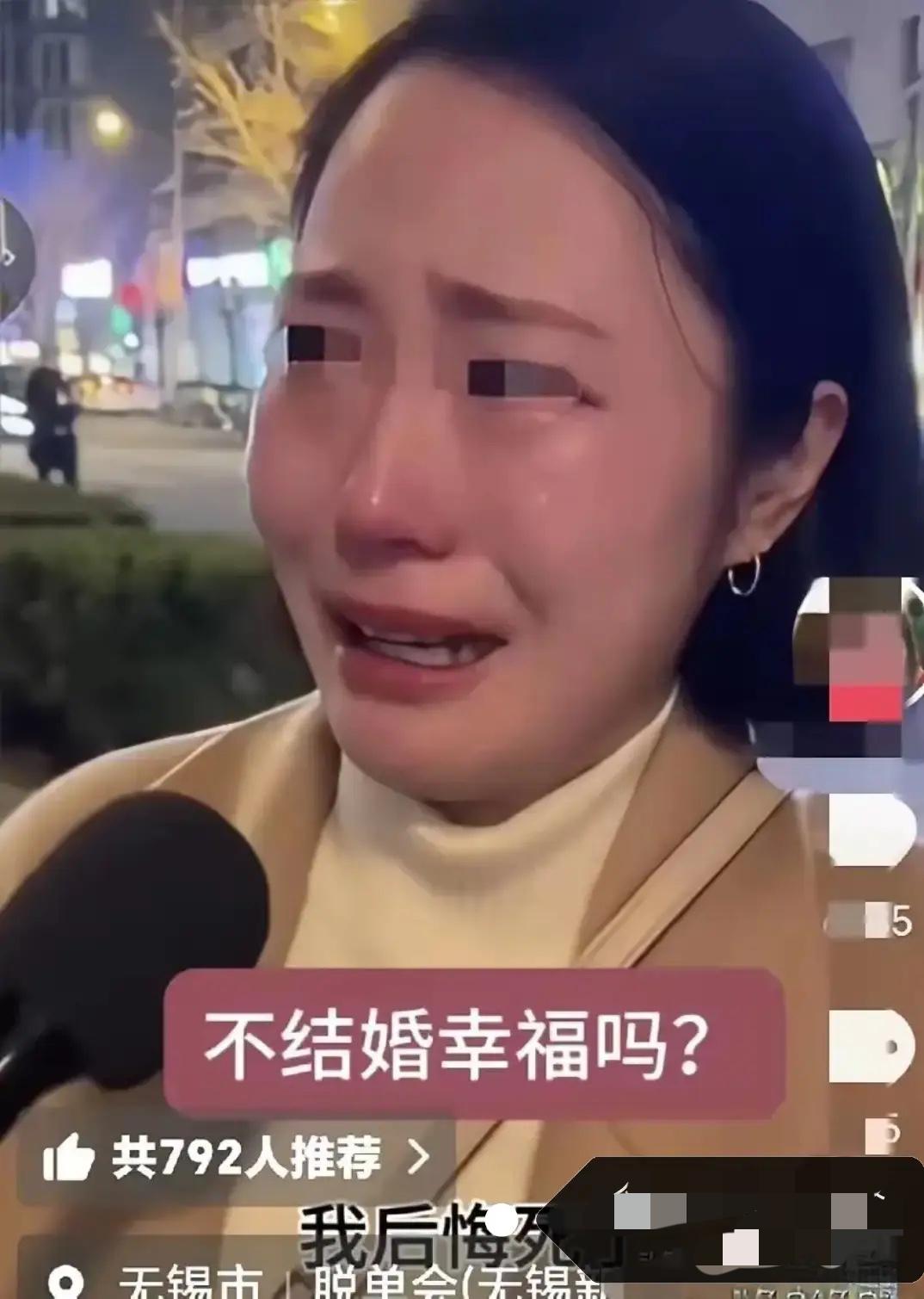 毒鸡汤害的后悔死啦！！！！！最近无锡。一个女人走在大街上，有一个记者拿起麦克风