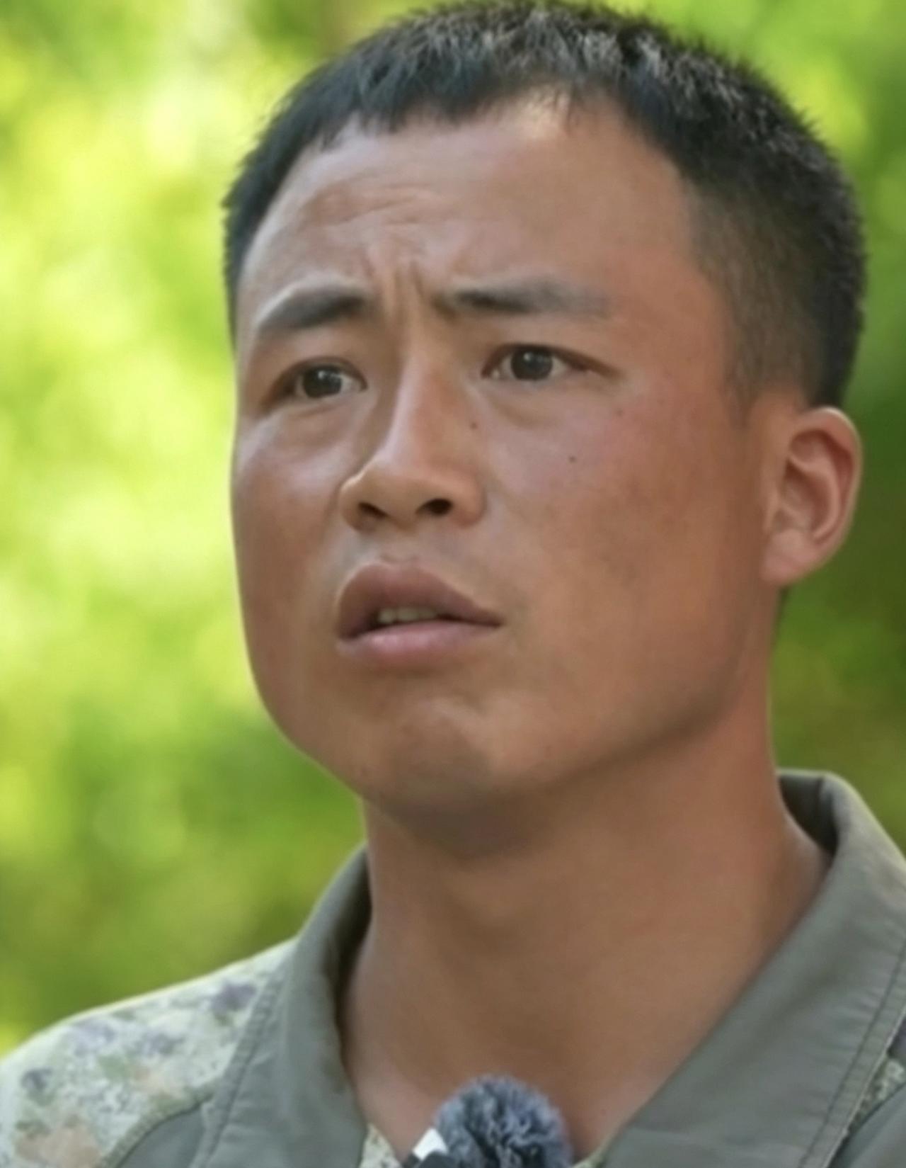 央视军事的镜头前，一个叫罗俊俊的兵，对着全国人说："要么回来立功受奖，要么，你