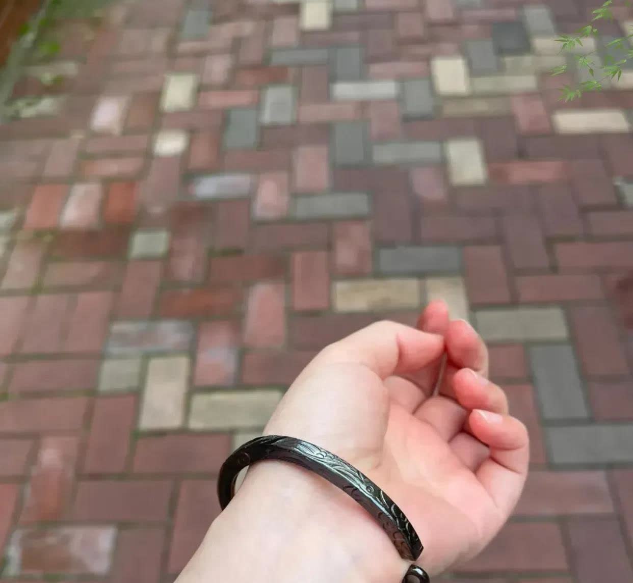 河北，一名女子八年前买了一个银手镯，她听说，银手镯可以越戴越亮，可是如今，八年过