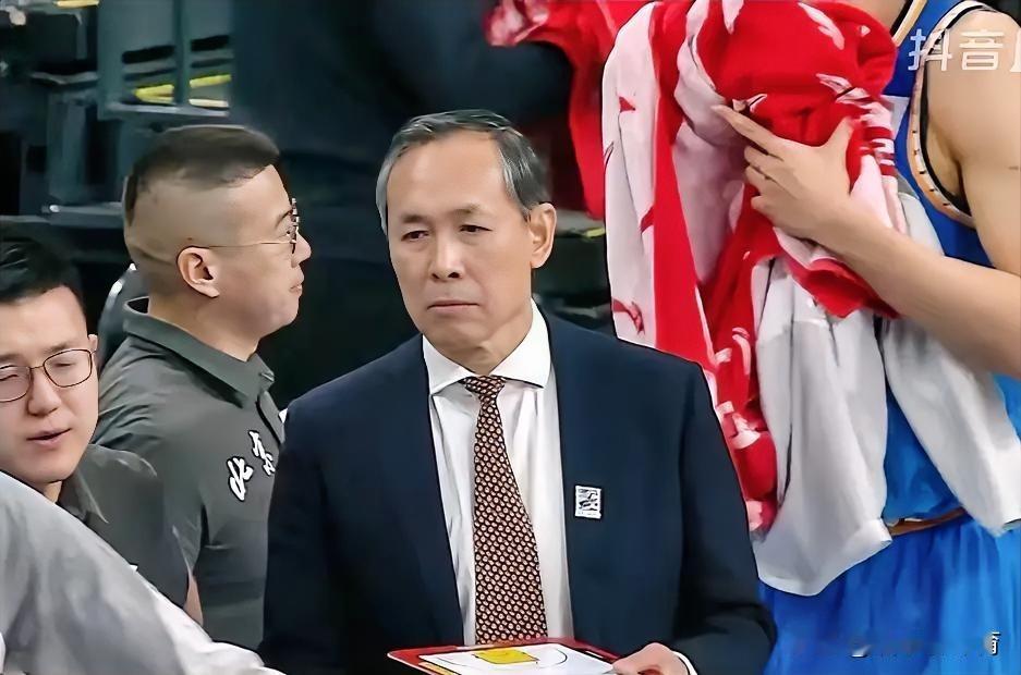 北京首钢主场负于青岛队，许利民遭遇下课危机，杨鸣会有机会吗？北京队主场2分败给