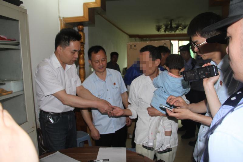 这家人堵死自家锁眼 有人敲门狗都不叫