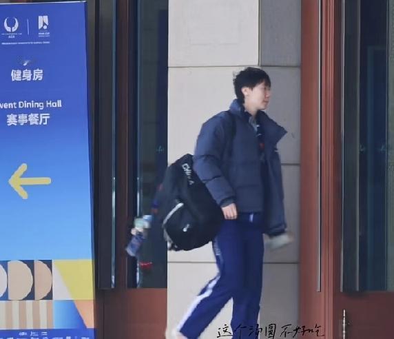 海口亚洲杯，王曼昱今日下训回酒店。又是一天备战训练结束后，和徐奕一起回酒店休息。