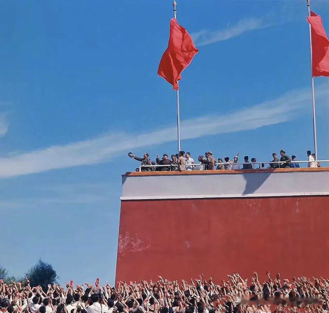 1966年印尼华侨翁乃强拍的照片……大海航行靠舵手[比心]一往直前东方红！伟人