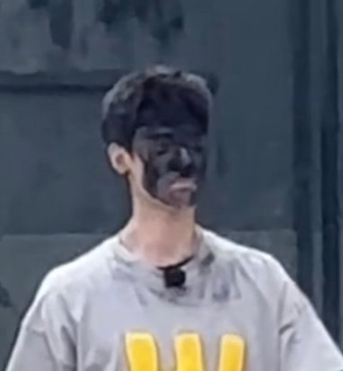 李昀锐黑脸，李昀锐这口牙真白呀[大笑][大笑]看来这次玩的确实开心了[doge]