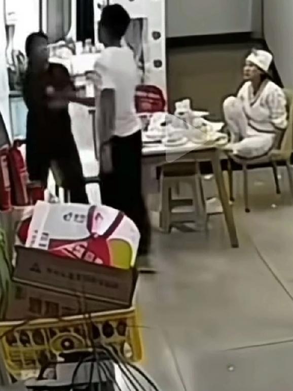 任何矛盾可以等儿媳出月子解决，可这个婆婆错的离谱，没等儿媳出月子就大打出手，饭桌