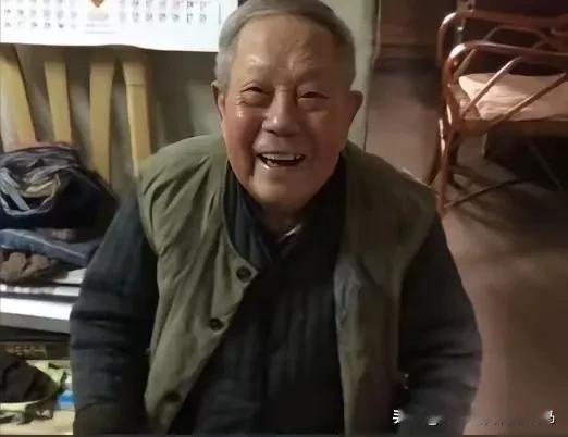 1944年7月，松山战场上的杨金继不放心，夜里亲自到前沿阵地巡视。阵地周围寂静无