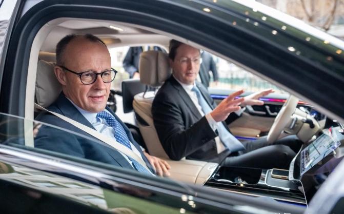 2月26日，德国总理默茨在北京参观了梅赛德斯-奔驰后，突然失去了“自信”，因为当