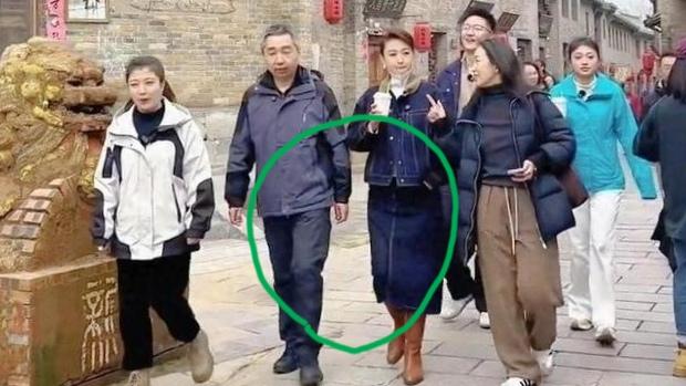 46岁的张蕾和老公逛街被拍，状态也太好了吧！牛仔套装配长靴，盘着染发精气神十足，