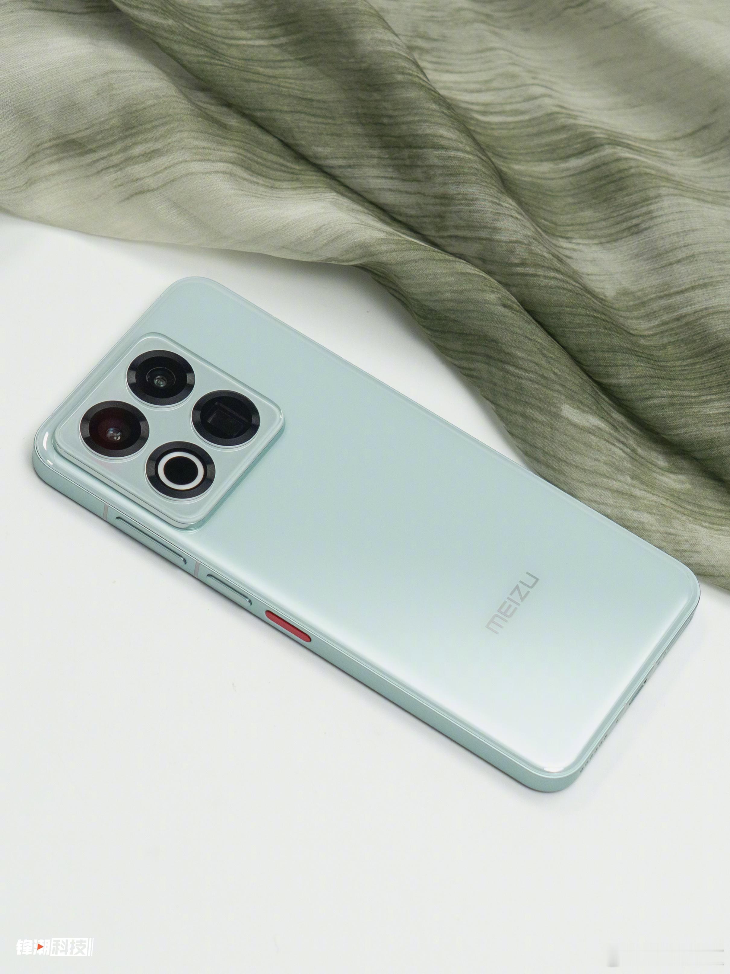 采撷月华之白为骨，凝取雨霁之青为韵——魅族22月白天青。​​​