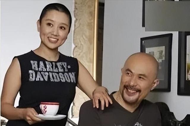 1994年，饰演“鳌拜”的徐锦江到云南拍戏，路过机场的时候，他看到一队女兵，其中