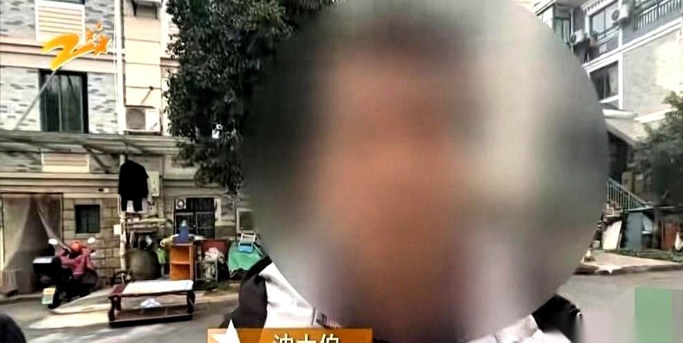 半夜刷到这个新闻，心里真堵得慌。一个大爷，看孙子和邻居小女孩玩得满头大汗，怕孩