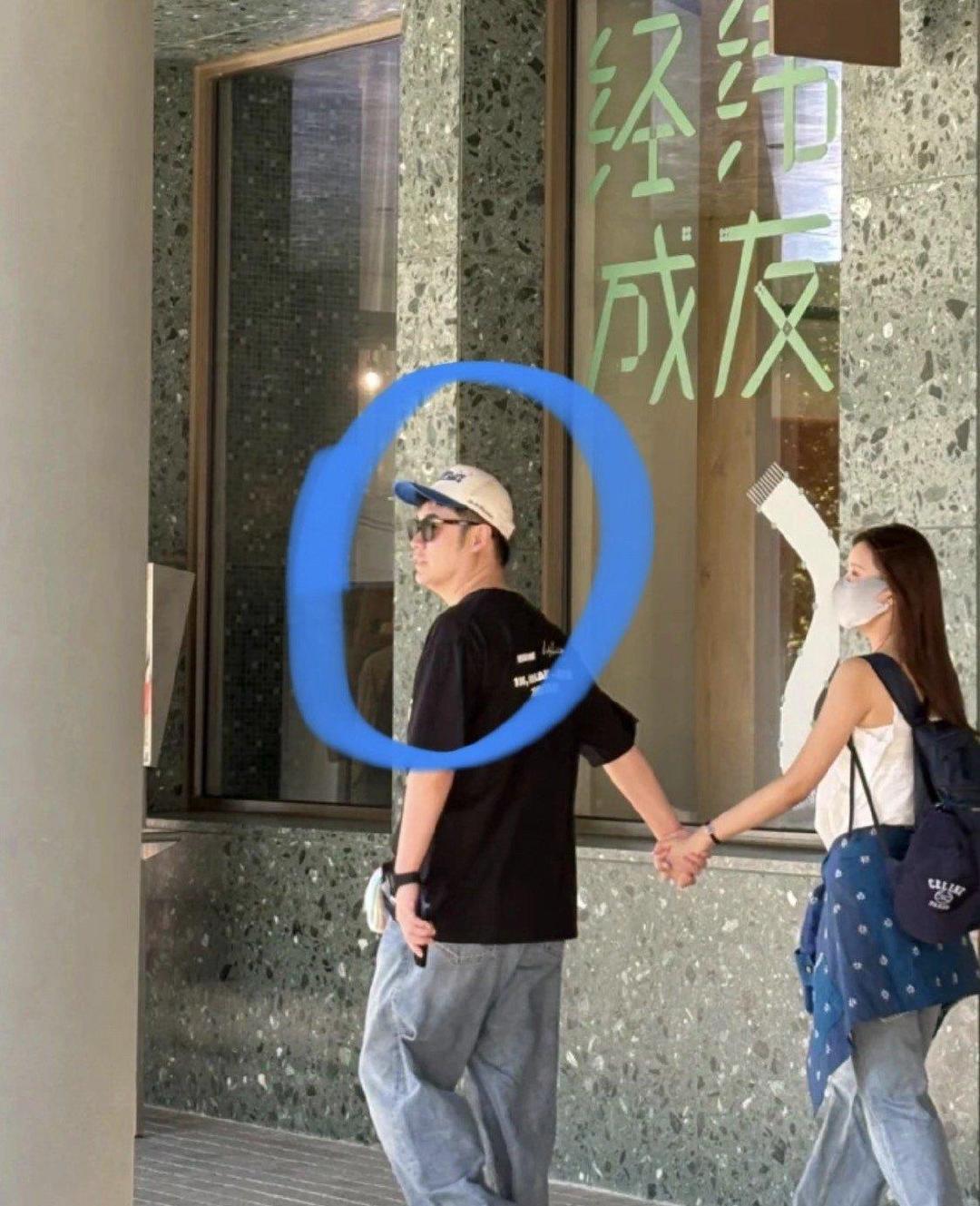 40岁陈赫瘦到下颌线都出来了，42岁张子萱扎丸子头穿白T像大学生，当年打码夫妻如今在阿那亚十指紧扣，