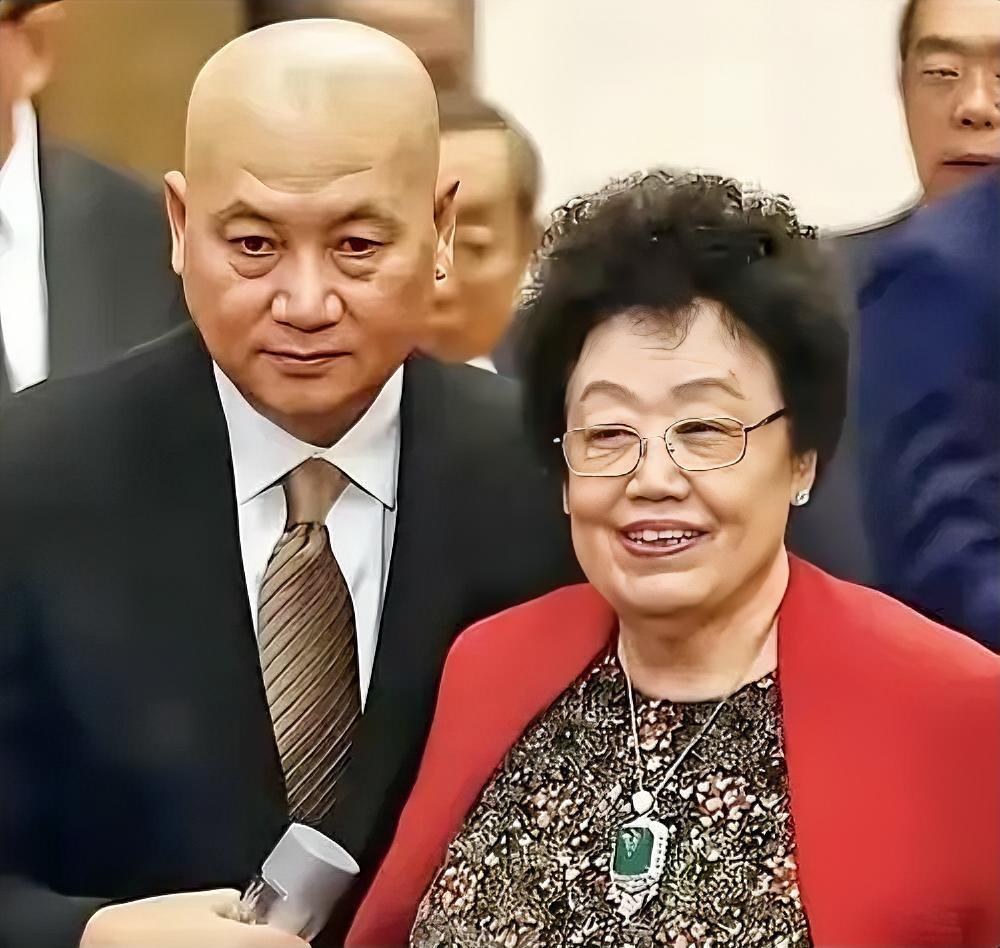 85岁女首富捐紫檀城门模型！百亿身家换文脉，这才是顶级富豪的格局85岁女首