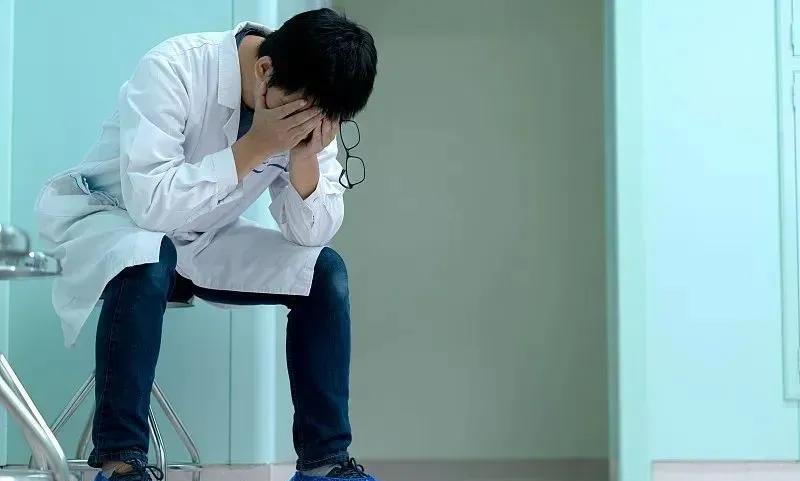 医学专业招生遇冷，互联网上全是劝退学医的帖子。无非是学医周期长、当医生辛苦、医