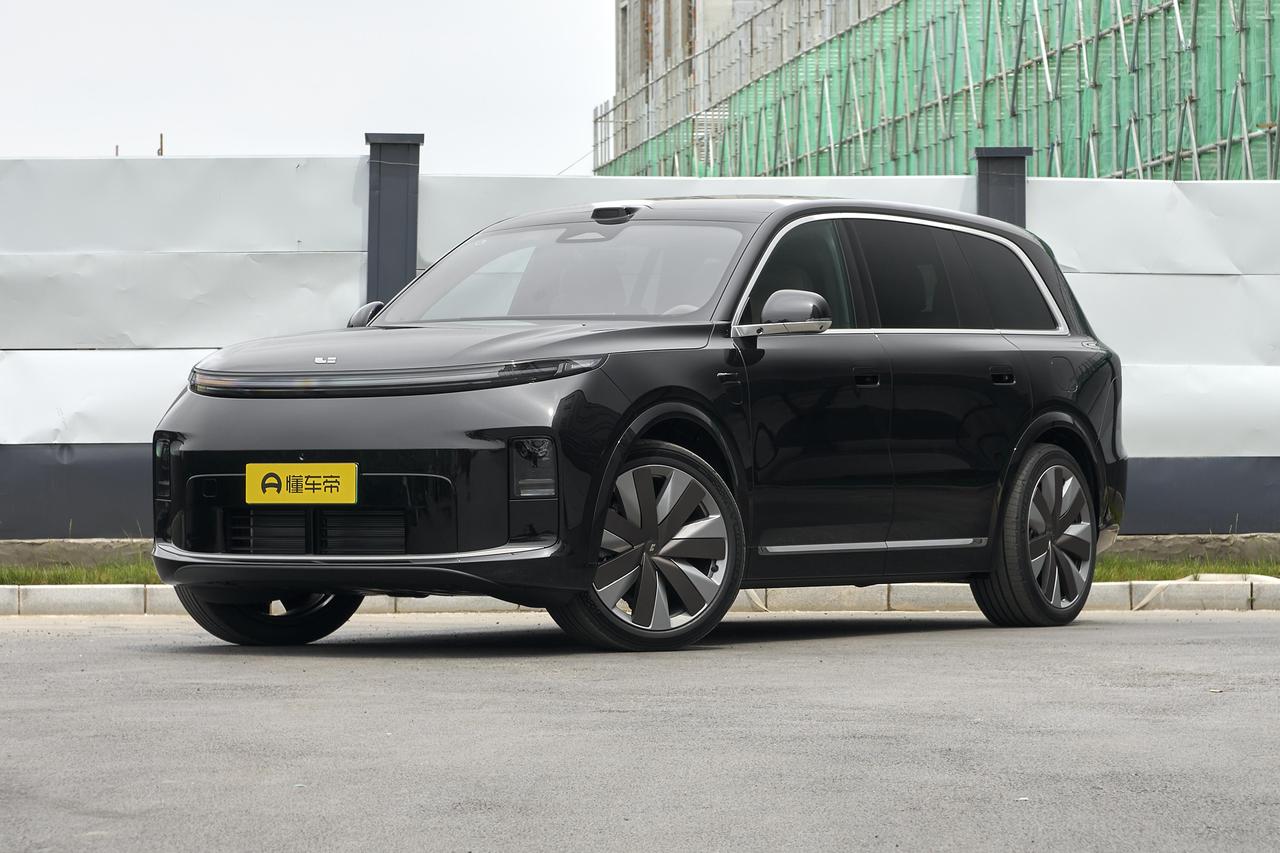 理想L9作为家用旗舰SUV，产品定位特别清晰。优点就是舒适性拉满，大六座布