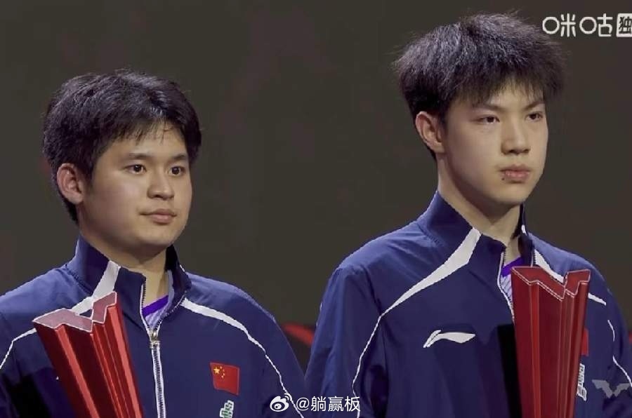 黄友政哭了，颁完奖下台的时候抹眼泪了，不是因为输给了勒布伦兄弟，而是因为他和林诗