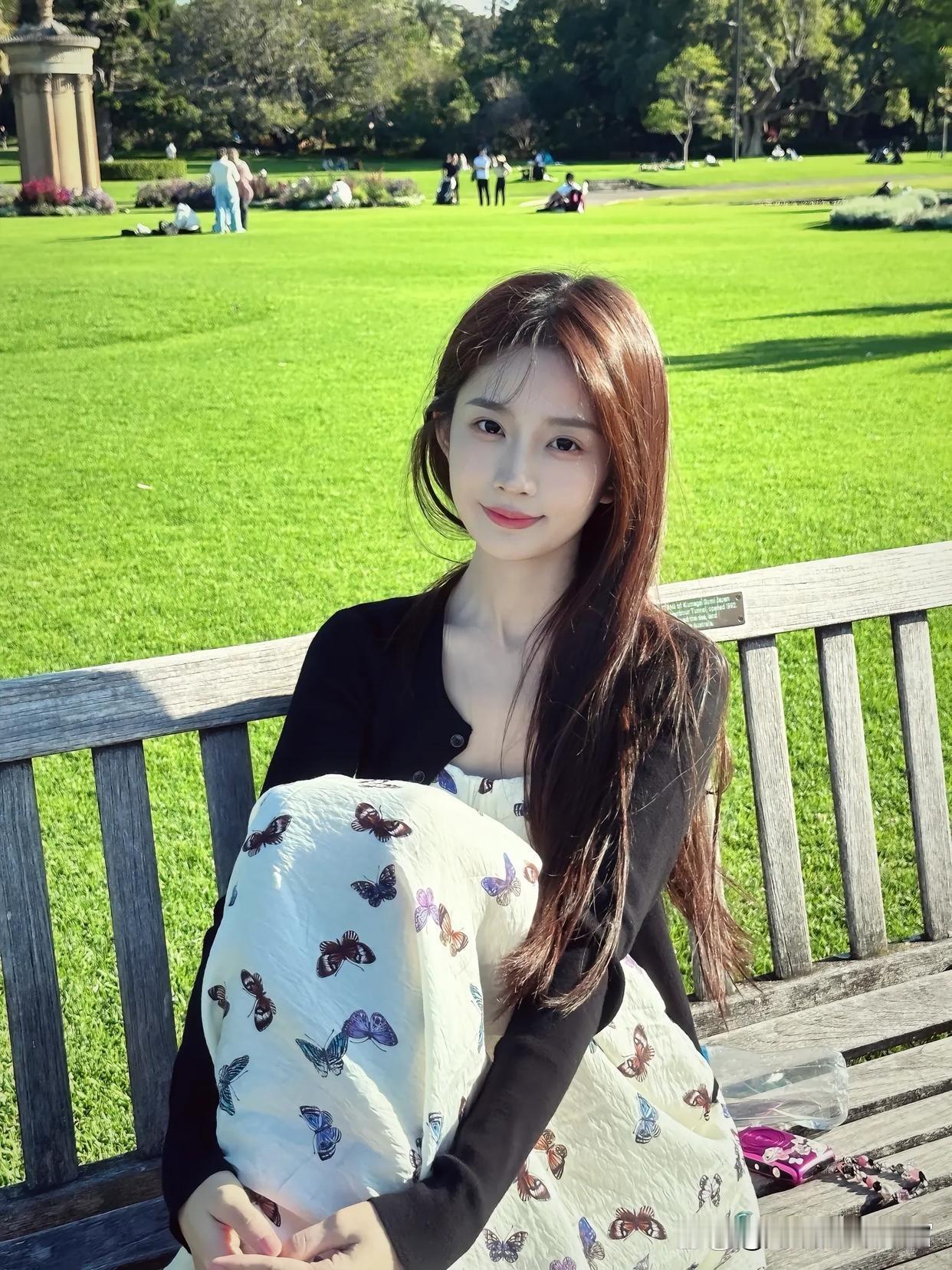 泡泡裙美女总能让人眼前一亮。就像2025年1月4日在澳门腾讯星光大赏红毯上亮相的