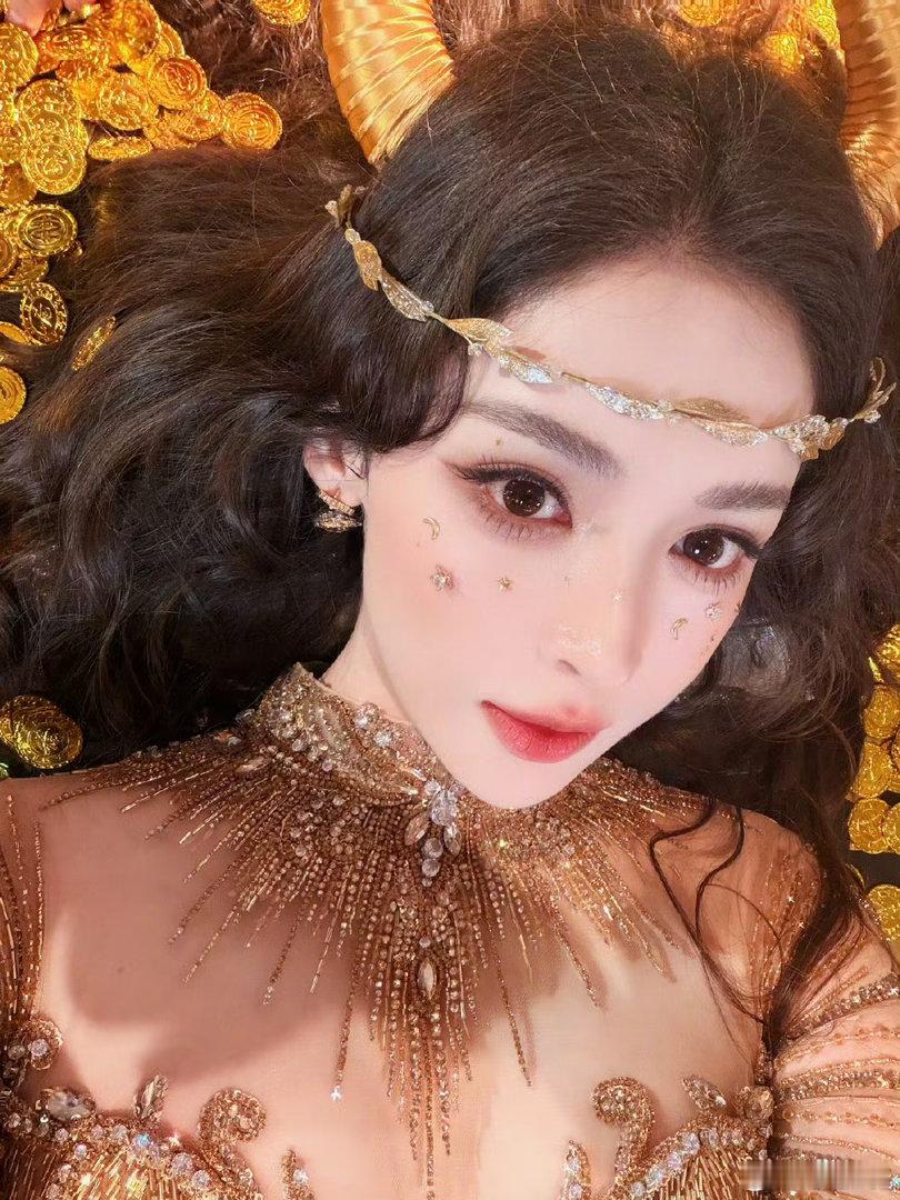 娜扎cos金牛女神娜扎金牛神话大片娜扎自带古希腊神话的贵气与神秘感，像守护宝藏的