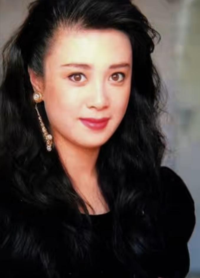 曾经惊艳全国的“最美妲己”，为何落得这般孤寂结局？谁能想到荧幕上风情万种的