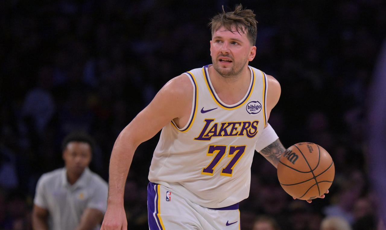 雄鹿为了留住字母哥，拒绝了独行侠关于东契奇互换的交易。雄鹿队记报道：独行侠并非第