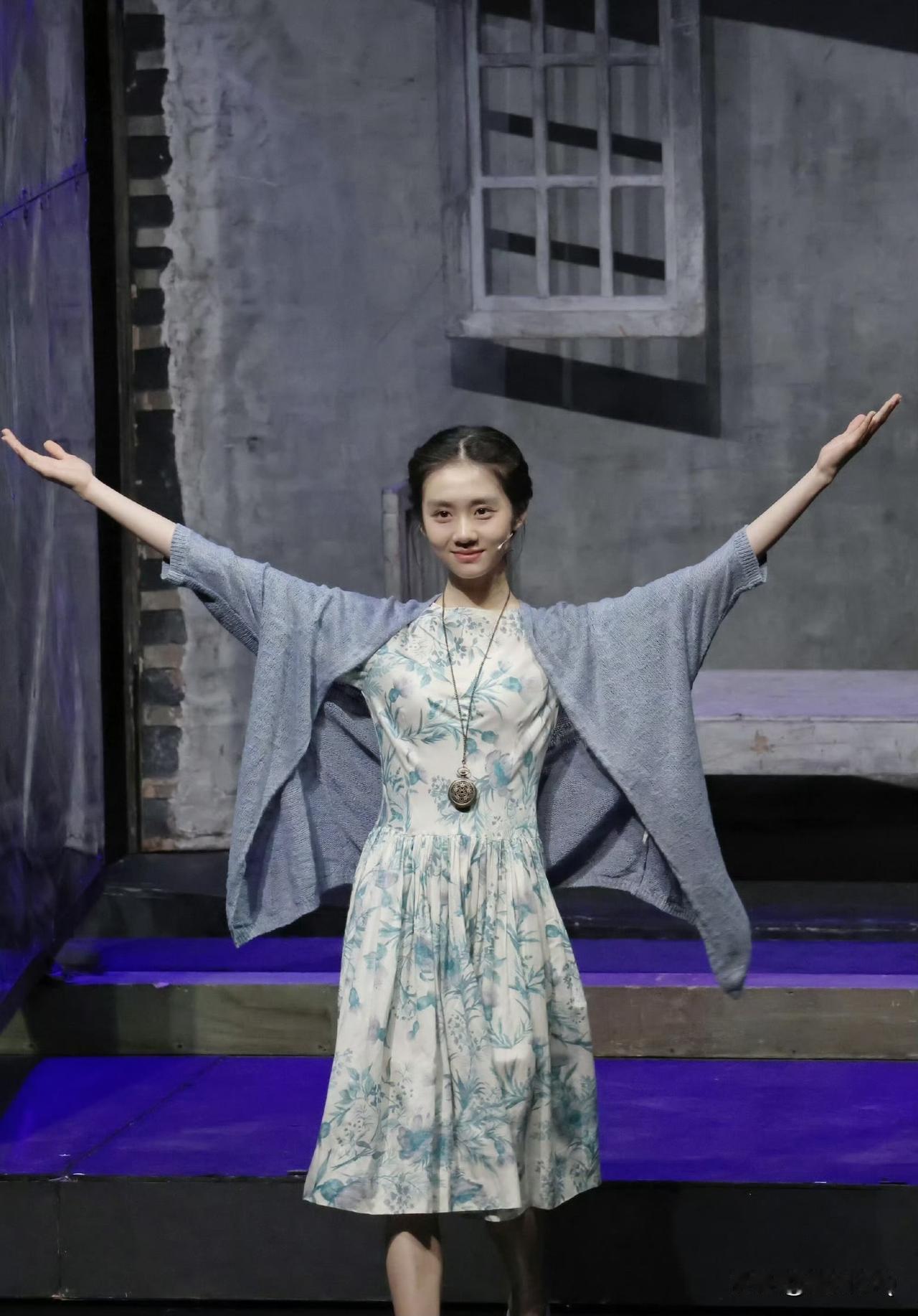 黄家有女初长成，黄磊的大女儿黄多多真的好漂亮，完美继承了妈妈孙莉的美貌，气质颇有