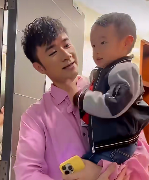 看到古巨基晒二胎我第一反应根本不是娃可不可爱，而是先看他的黑眼圈52岁生一胎