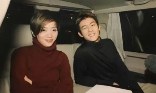 2002年，何炅采访陈冠希时，对方全程“轻蔑”的笑，采访结束，何炅忍无可忍:“陈
