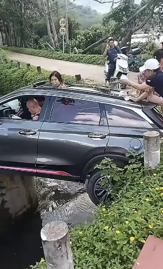 马路边上的一幕，这技术不得了，哈哈哈